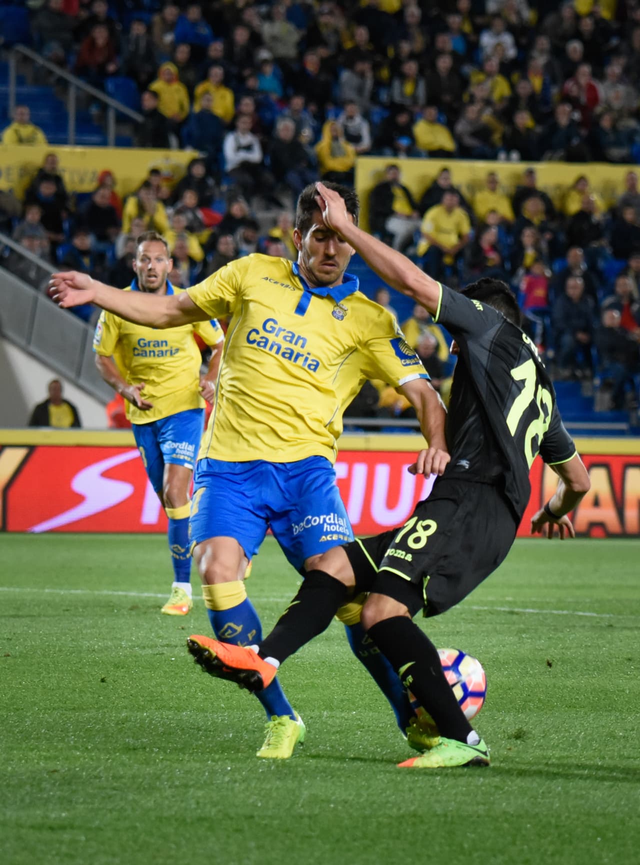 El italiano Sansone (Villarreal) buscó llevar peligro al arco de Las Palmas, pero se encontró con una gran defensa. Acá, Pedro Bigas lo marcaba en busca de la pelota.