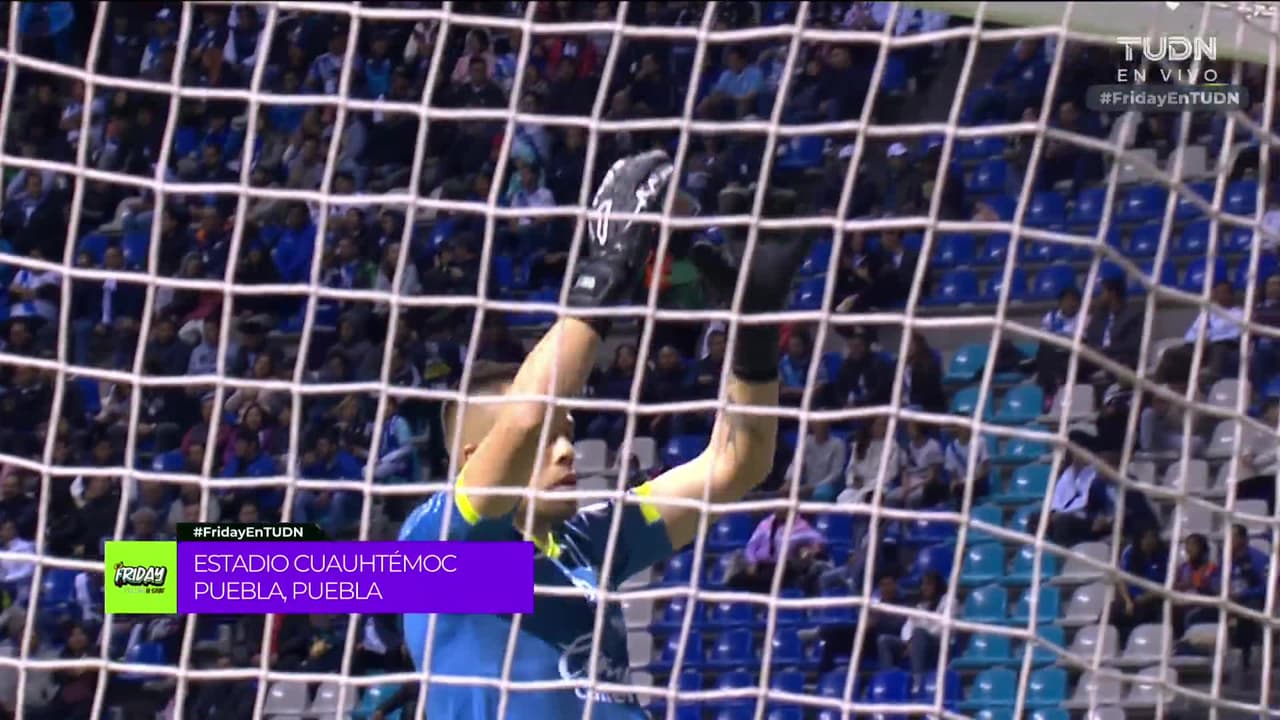 Arranca el partido y la pelota está en juego.