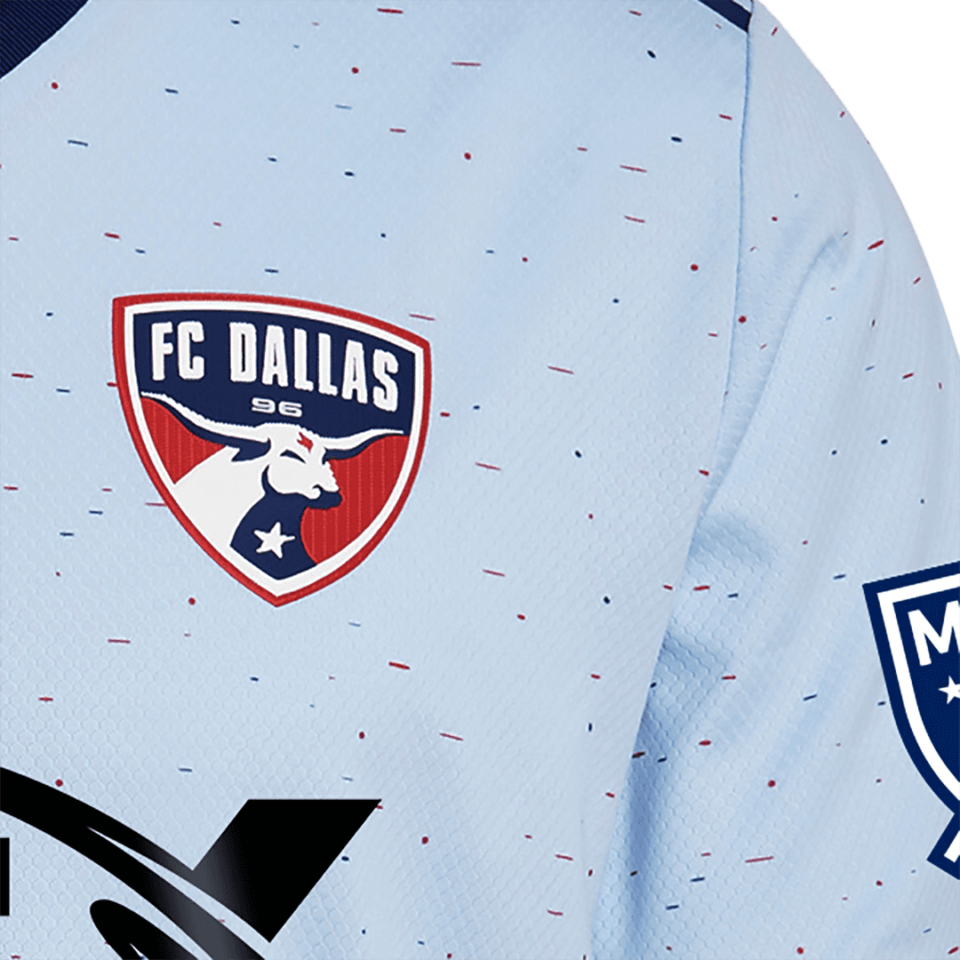 La camiseta incluye detalles en rojo y azul, en representación de los colores oficiales del club y de la bandera del estado de Texas.
<br>
<br>