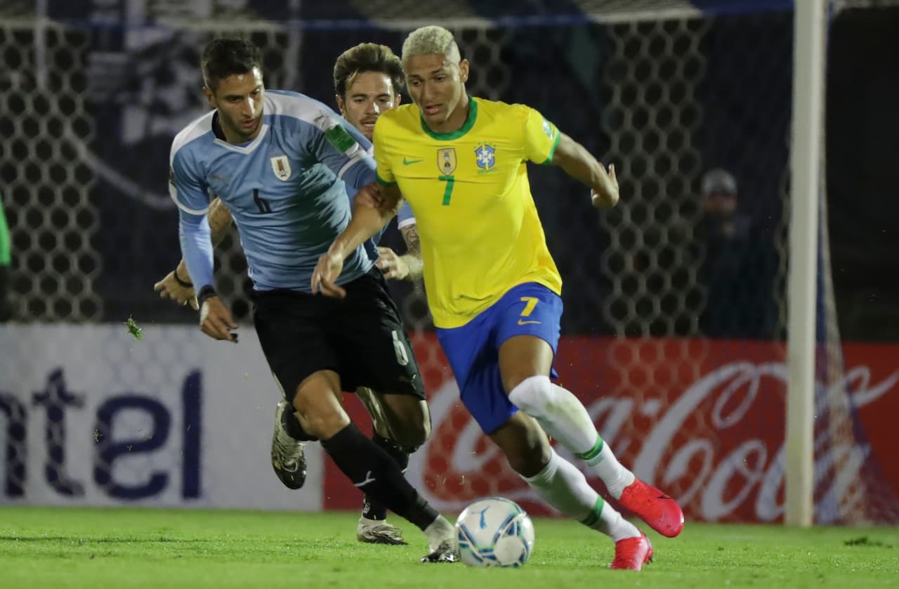 Con goles de Arthur y Richarlison Brasil vence a Uruguay, consiguen su cuarta victoria y continúan sin recibir gol en las eliminatorias rumbo al mundial de Qatar 2022.