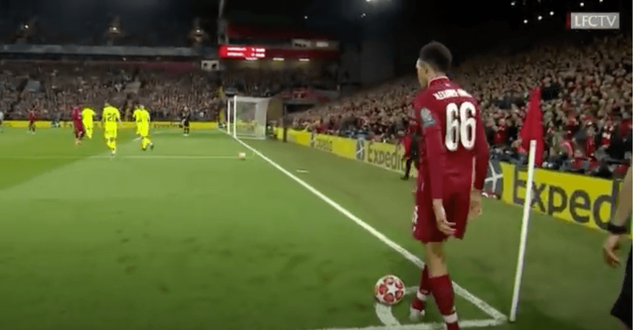 <b>El recoge-pelotas es clave</b>
<br>- En esta toma se distingue que hay un balón dentro del campo, mismo que se encarga de patear hacia afuera DivockOrigi.
<br>- El chico que asiste con los balones se acerca un poco para recibirlo y permite que el juego se reaunude rápido.
<br>- Además, se aprecia cómo el futbolista del Liverpool se percata de que los jugadores rivales están despistados.