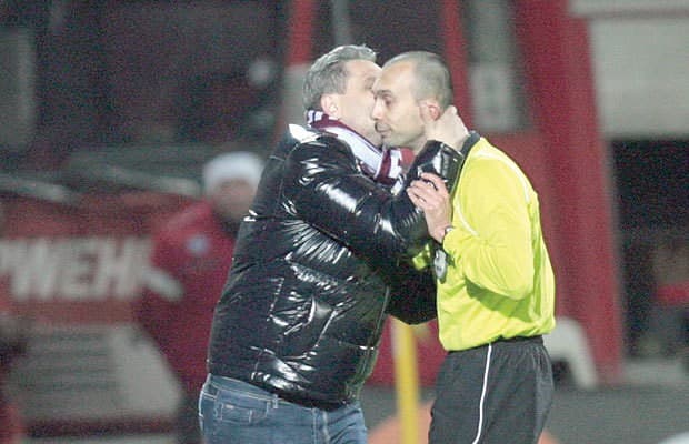 <b>Marius Sumudica</b>
<br>Fue el primer entrenador en dar un beso al árbitro tras ser expulsado pues el Rapid de Bucarest empató ante el Medias Gaz Metan