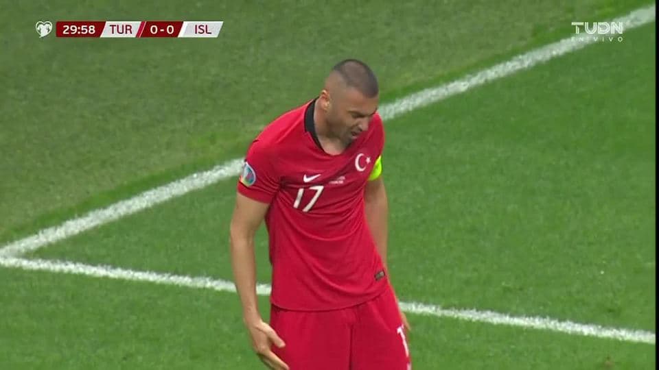 Tiro desviado de Burak Yilmaz