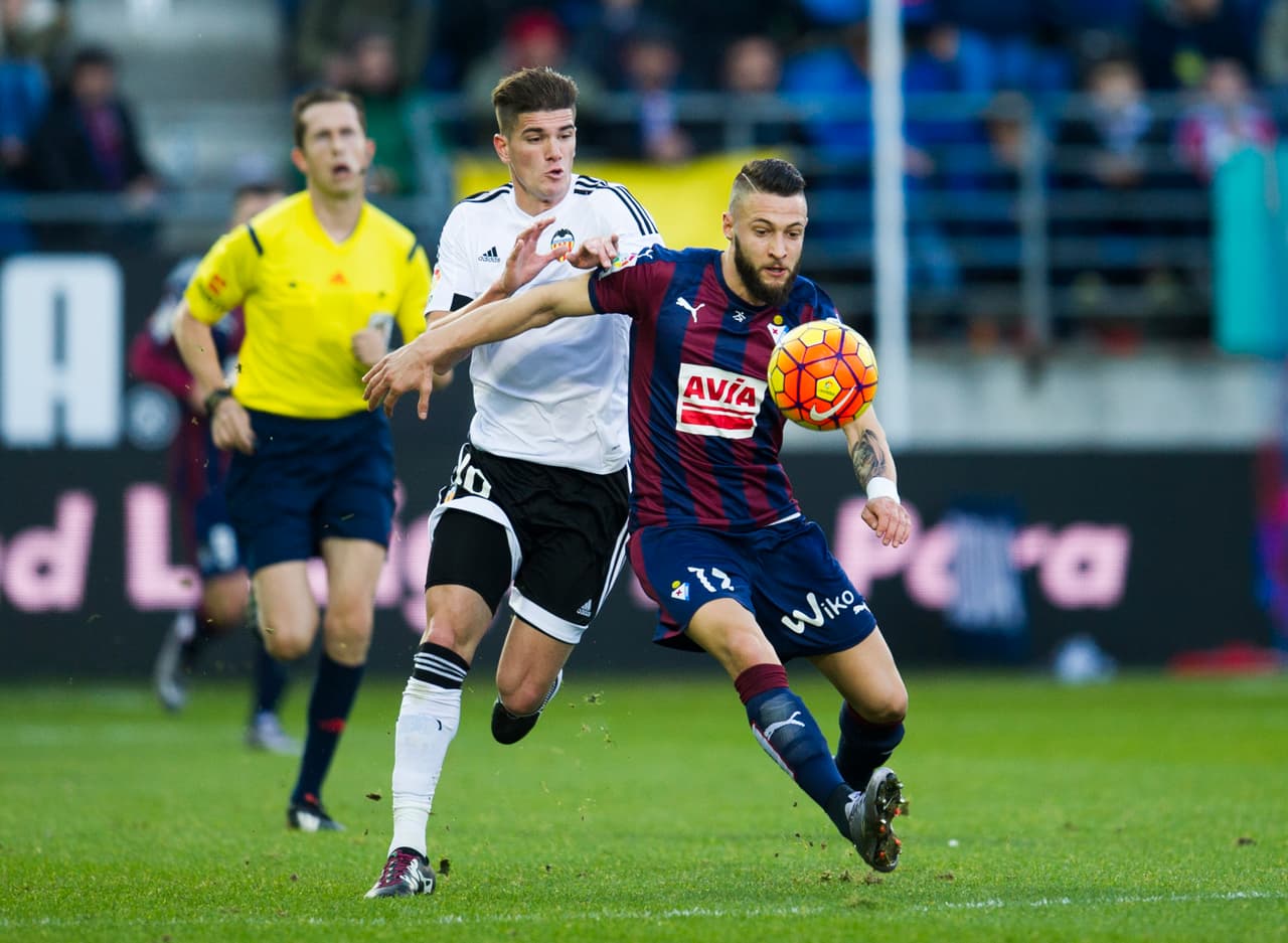 David Junca (der.), lateral izquierdo de Eibar en España.