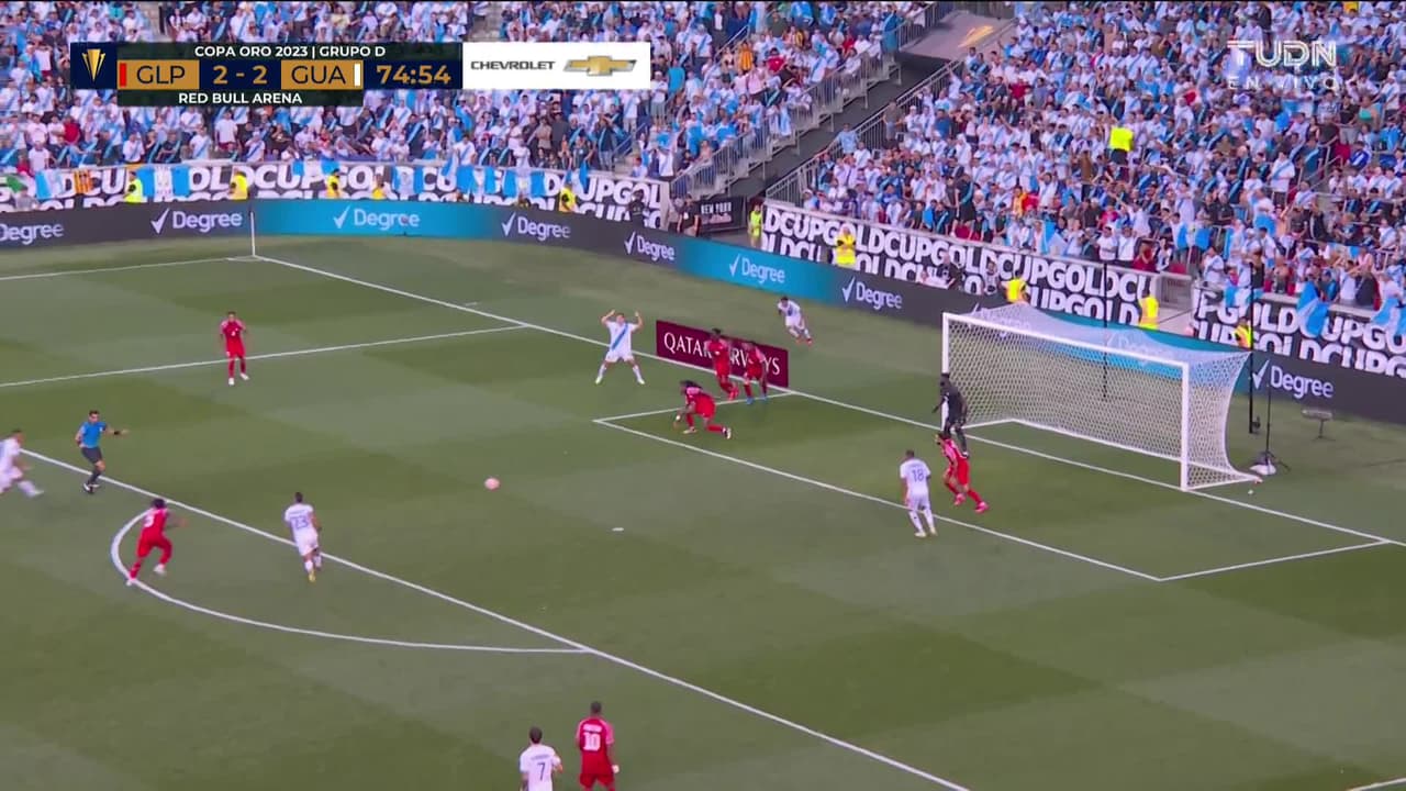 ¡GOL!  anota para Guatemala. Carlos Mejía