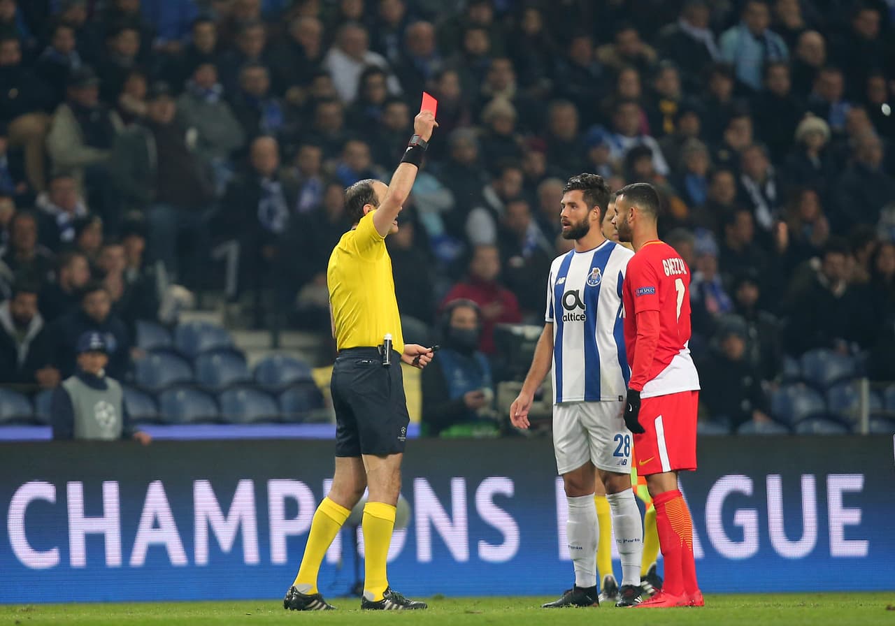 En medio de la impotencia, Rachid Ghezzal agredió a Felipe y ambos se cruzaron en agresiones. Ambos fueron expulsados.