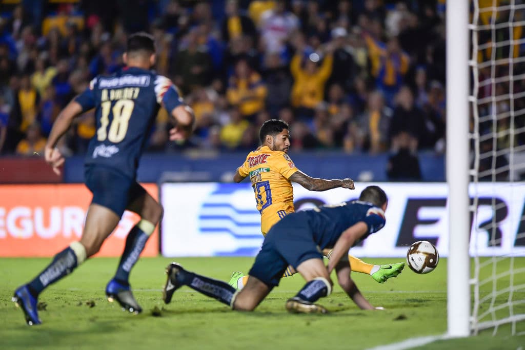 Javie Aquino disparo, casi sin ángulo, para mandar el balón al fondo de las redes, tras un taconazo de Gignac.