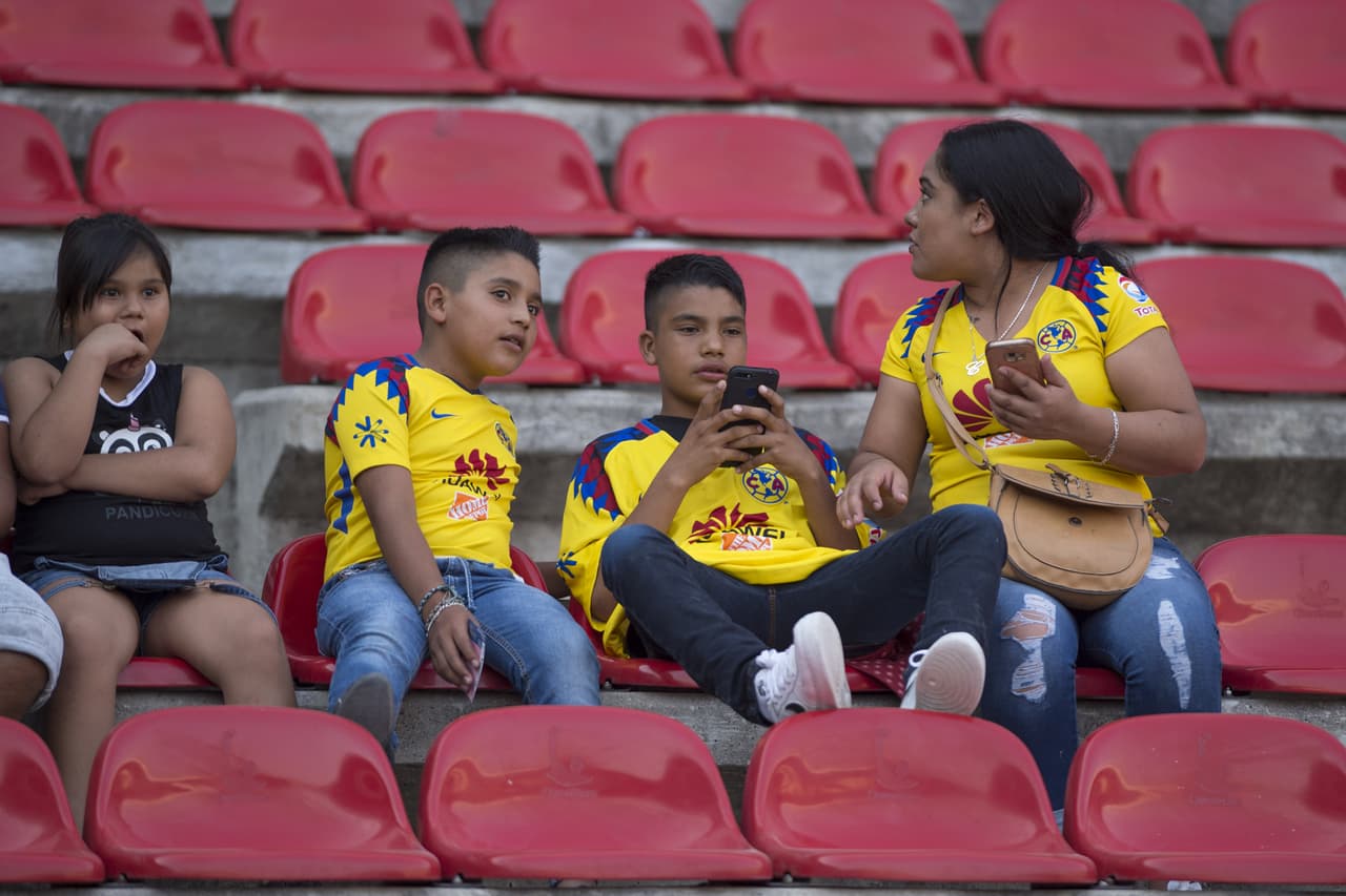 Los aficionados de América y León dejaron de lado que el partido no se jugara en el Estadio Azteca, donde estaba programado originalmente, para trasladarse a apoyar con todo a sus equipos a Querétaro en este duelo de Ida de la Semifinal de la Liguilla.