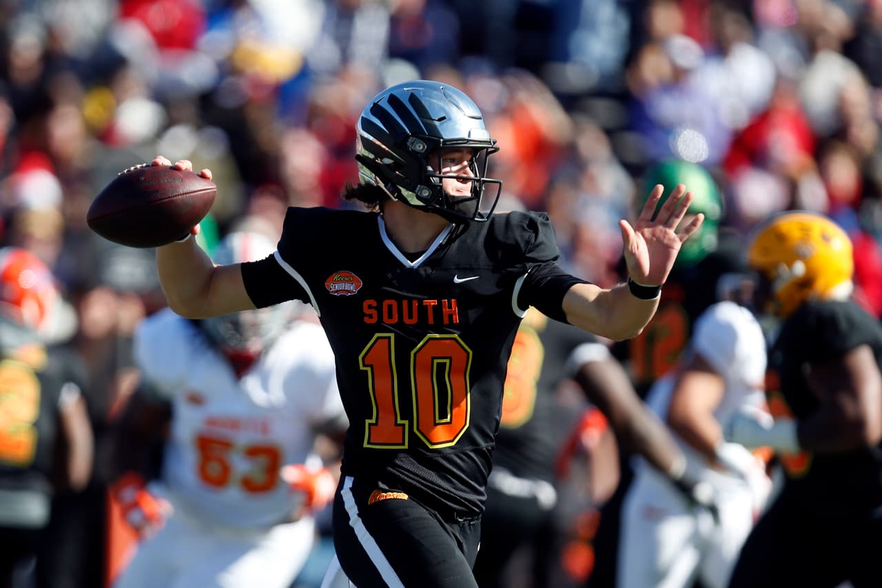 <b>Justin Herbert</b> (QB) | Pick 6
<br>Equipo: 
<b>Los Angeles Chargers</b> 
<br>College: Oregon