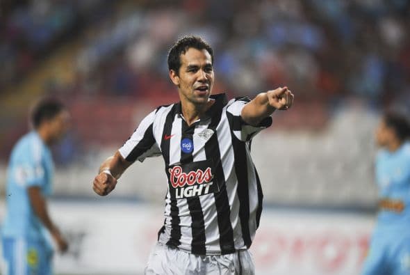 Pablo Leonardo Velázquez, valorado en 2.5 millones, ya ha sido seleccionado nacional; es un delantero paraguayo de 26 años; se estrenó en Libertad en 2005, pasó en 2009 a Rubio 'u, regresó a su ex equipo en 2010 y al siguiente año emigró a Argentina, fichado por San Lorenzo de Almagro; de inmediato retornó a su club de origen.