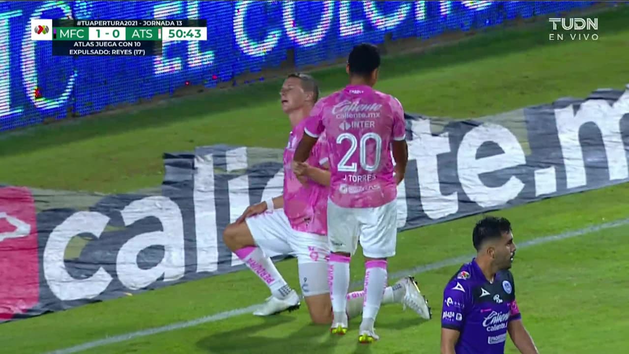 ¡TIRO ATAJADO! disparo por Julián Quiñones.