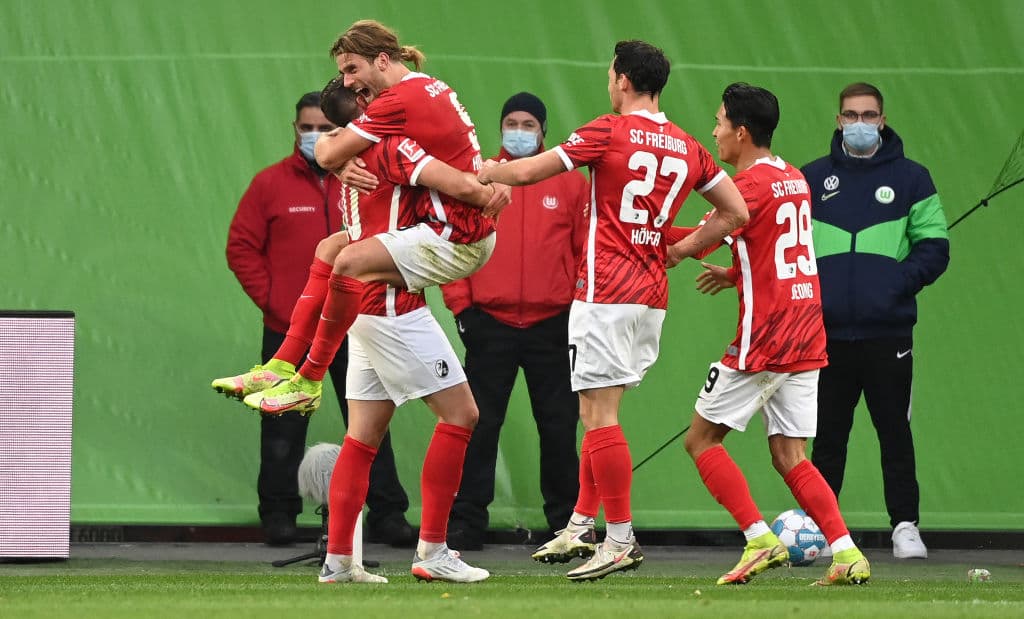 De la mano de Lewandowski, Bayen golea 4-0 al Hoffenheim, sin Erling Braut Halaand, Borussia Dortmund logra vencer 1-3 al Arminia Bielefeld, Leipzig golea 4-1 al Greuther y Freiburg vence 0-2 en su visita al Wolfsburg.