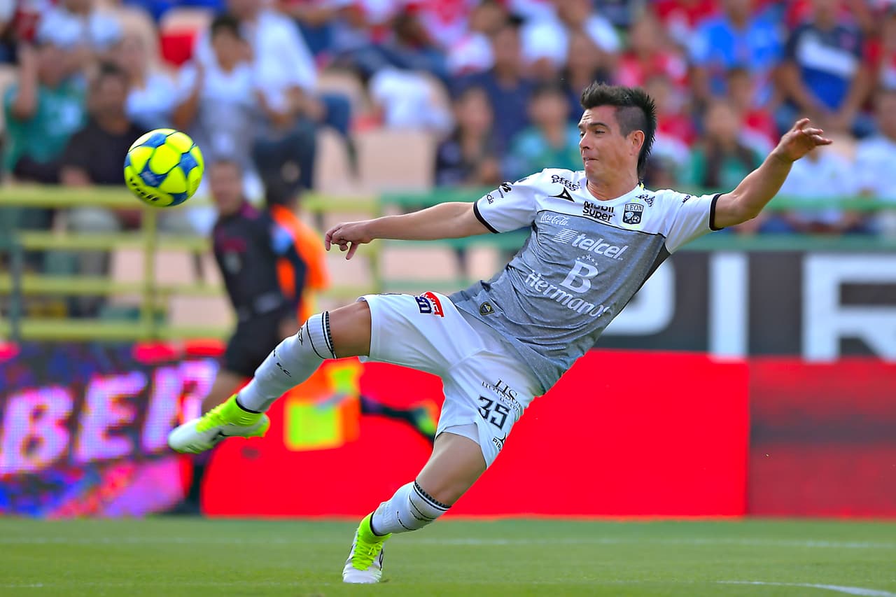 El primer tiempo tuvo pocas emociones. Ignacio González intentó anotar con este vistoso remate.