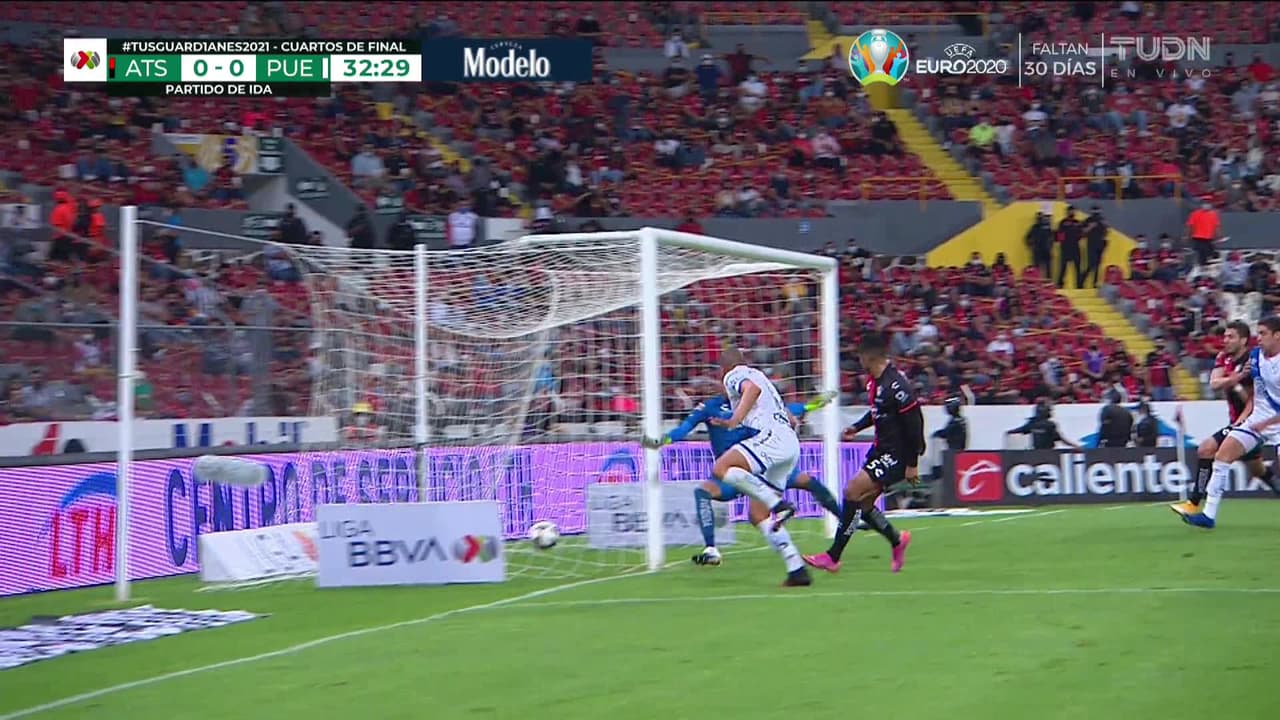 ¡CERCA! Juan Pablo Segovia disparó que se estrella en el poste.