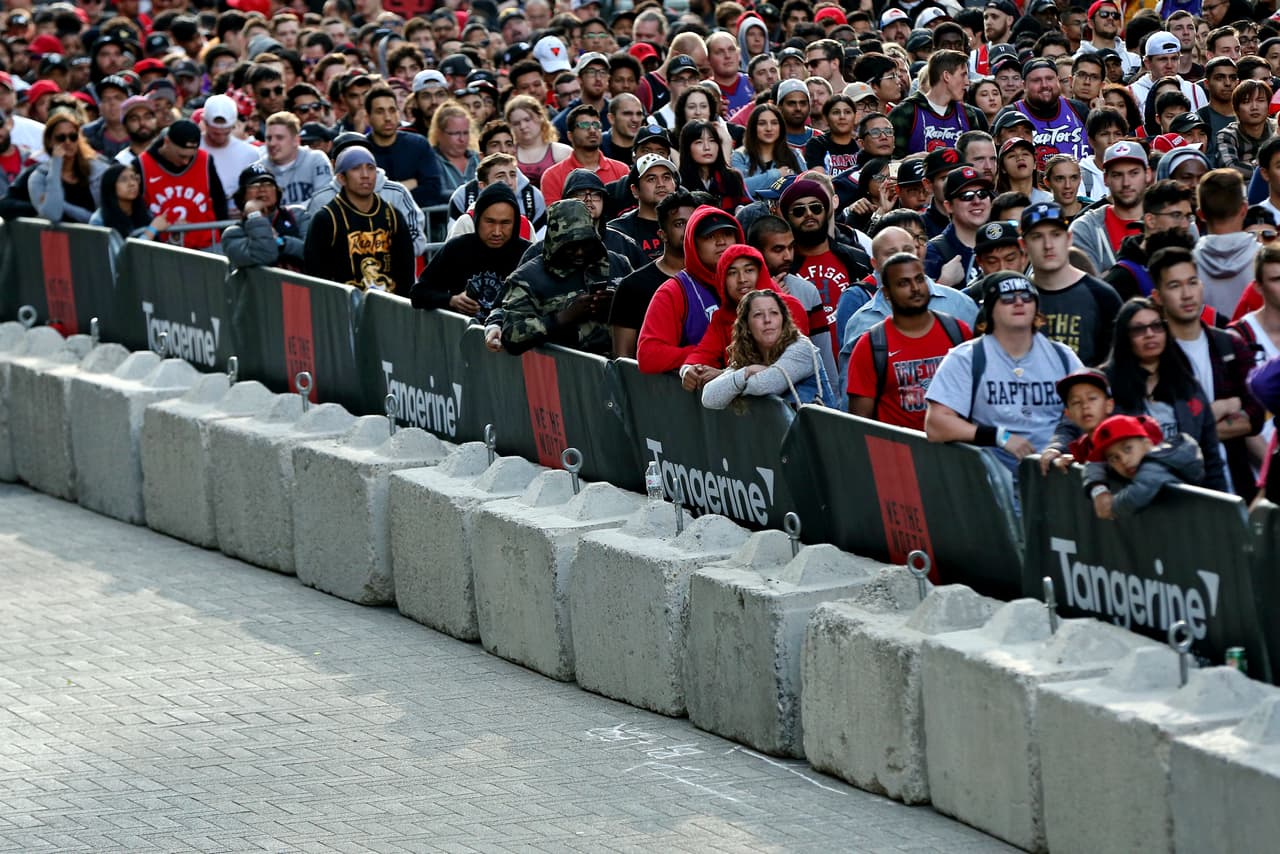 Los aficionados de los Raptors le dieron un toque muy especial a la previa del Juego 2 de las Finales de la NBA dentro y fuera de la Scotiabank Arena. Y dentro del recinto, los jugadores tanto de Toronto como de Golden State afinaban detalles con los calentamientos para estar listos a la hora del Tip-Off.