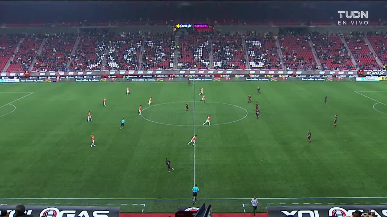 Arranca el partido y la pelota está en juego.
