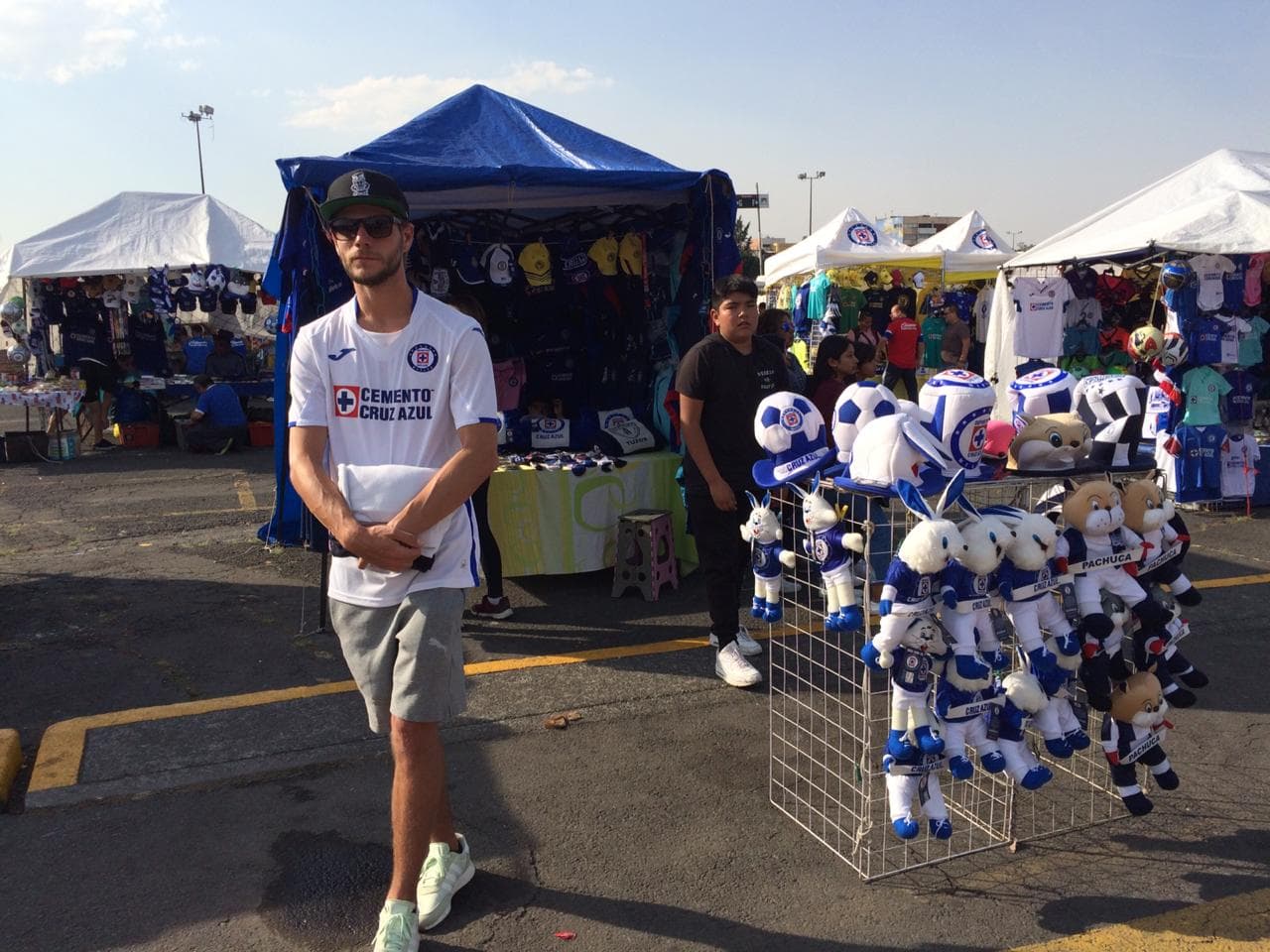 El estadio Azteca comienza a pintarse de azul para el juego entre la máquina y los tuzos.