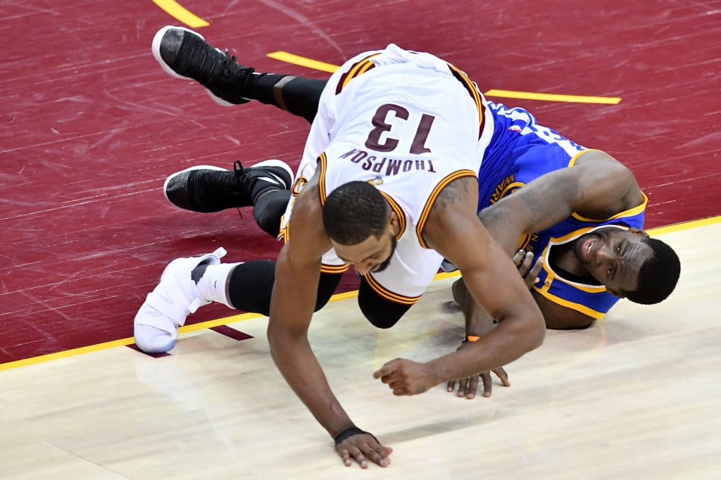 Fue allí cuando Tristan Thompson golpeó, según testigos del evento, a Draymond Green, por lo que tuvieron que separarlos varios de los presentes, entre ellos sus compañeros y colegas.