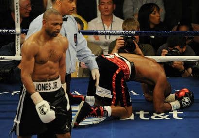 Jones golpeó a Hopkins por debajo del cinturón, lo que 'El Ejecutor' aprovechó para hacer teatro.