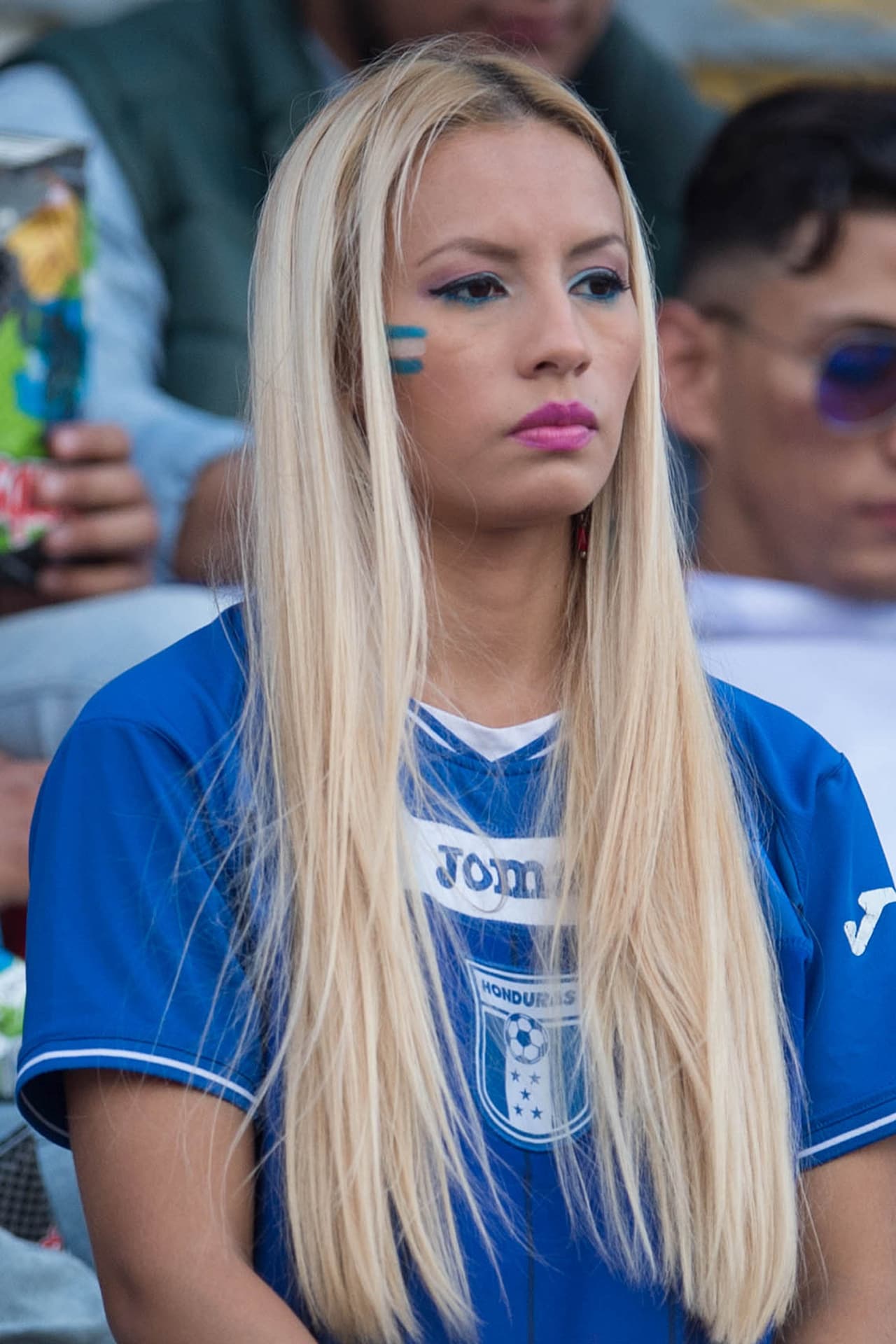 La afición hondureña hizo su parte llenando el Olímpico Metropolitano con banderas, disfraces, trajes típicos y mucha pasión para apoyar a su selección en contra de México.