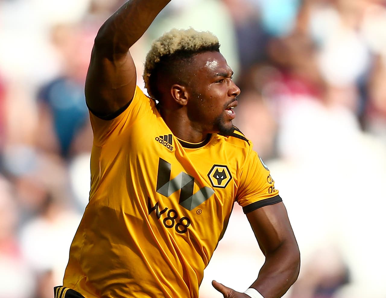 Adama Traoré, que había ingresado al minuto 62 por Diogo Jota, recibió un balón de Bonatini en el área para definir con potencia al primer palo.