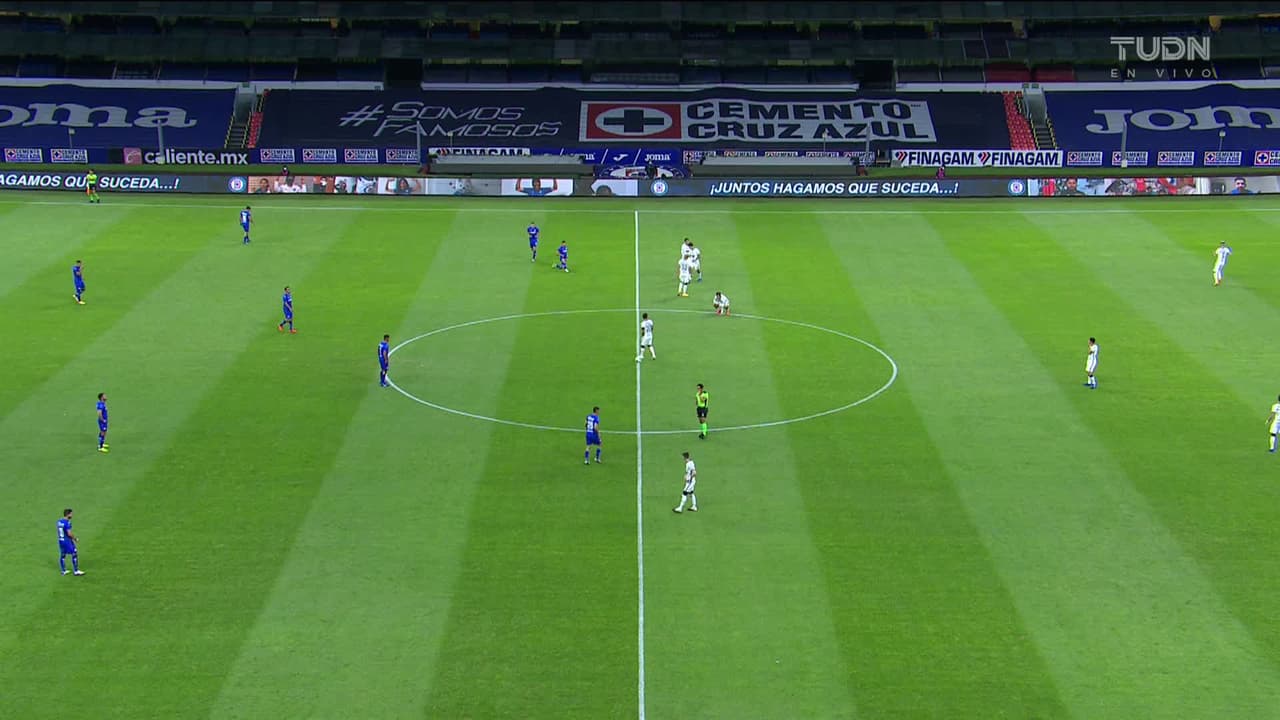 Arranca el partido y la pelota está en juego.