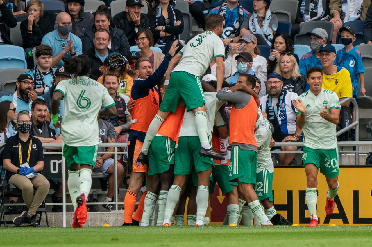 Sus jugadores lo celebraron en forma con el pitido final.
<br>