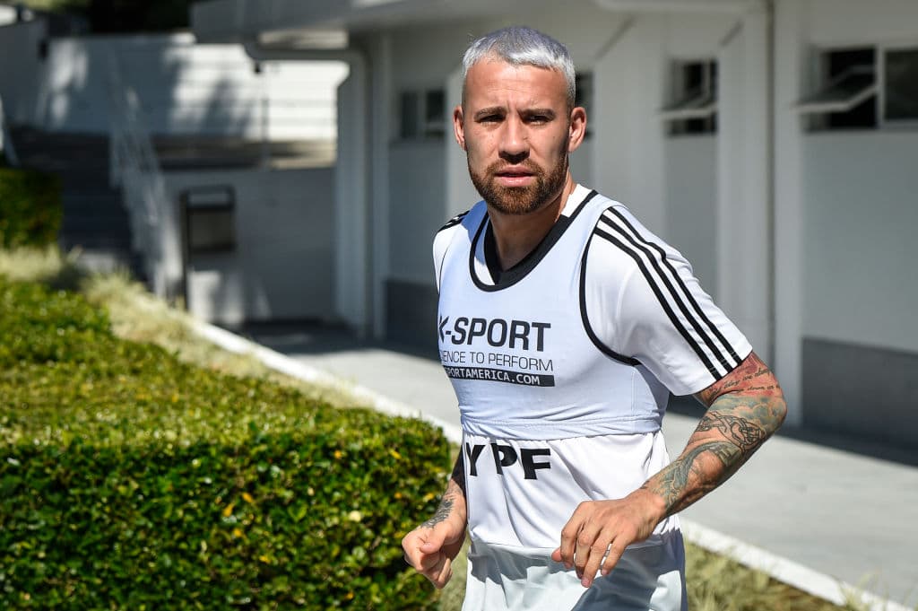 La Selección de Argentina se entrenó de cara a su partido ante Paraguay, a la que se enfrentará este miércoles en el Estadio Mineirao con la imperiosa necesidad de resarcirse tras un atroz debut en la Copa América ante Colombia que resultó en derrota por 2-0. Las expresiones de Lionel Messi y compañia reflejaron el sentir, el ánimo en el vestidor de la albiceleste. Las gesticulaciones durante la conferencia de prensa de Lionel Scaloni, entrenador argentino, reafirmaban el momento tenso que vive su equipo. ¿Podrán mejorar su ánimo?