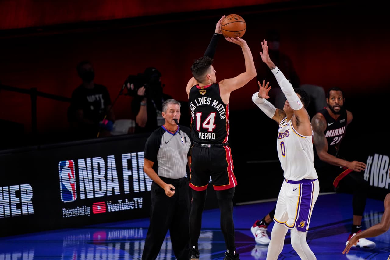 Miami Heat consigue la hazaña de vencer a los Lakers 104-115 sin dos jugadores titulares, Jimmy Butler sale inspirado, anota 40 puntos y consigue su primer triple doble en Finales de NBA.