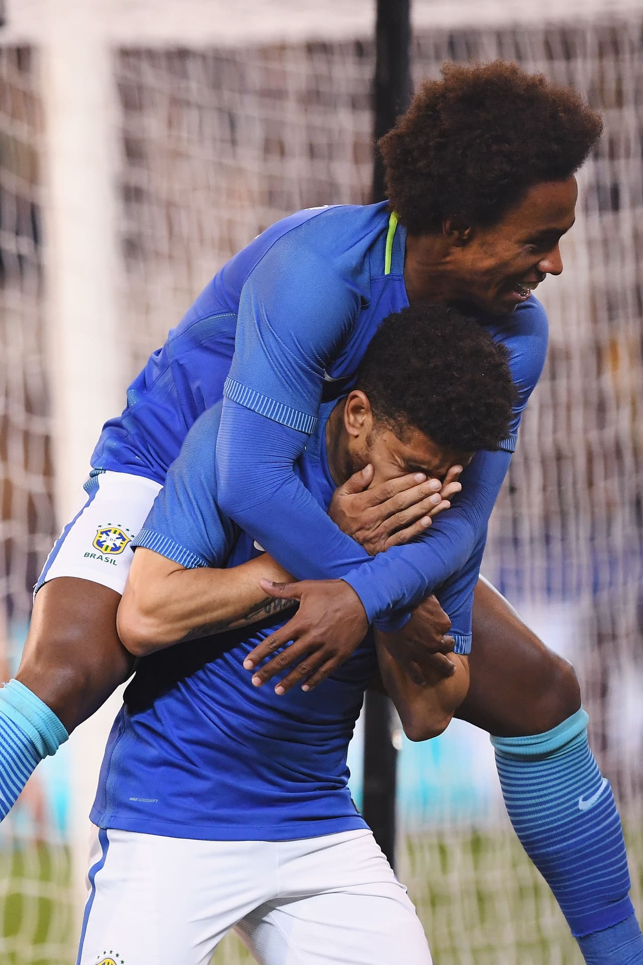 El delantero rompió en llanto al convertirle a Australia y de inmediato fue arropado por sus compañeros.