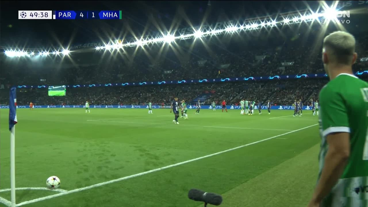 ¡GOL!  anota para Maccabi Haifa. Abdoulaye Seck