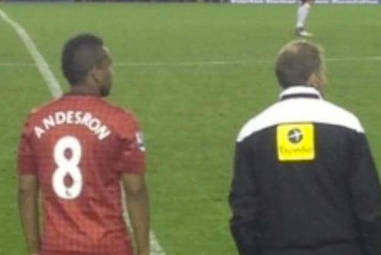 En el 2013 el brasileño Anderson estaba brillando en el Manchester United, pero eso no fue suficiente para el utilero que le puso Andesron en la playera.