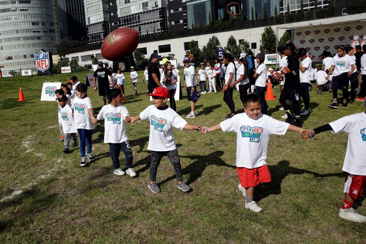 Los niños durante el NFL Play Character Camp.