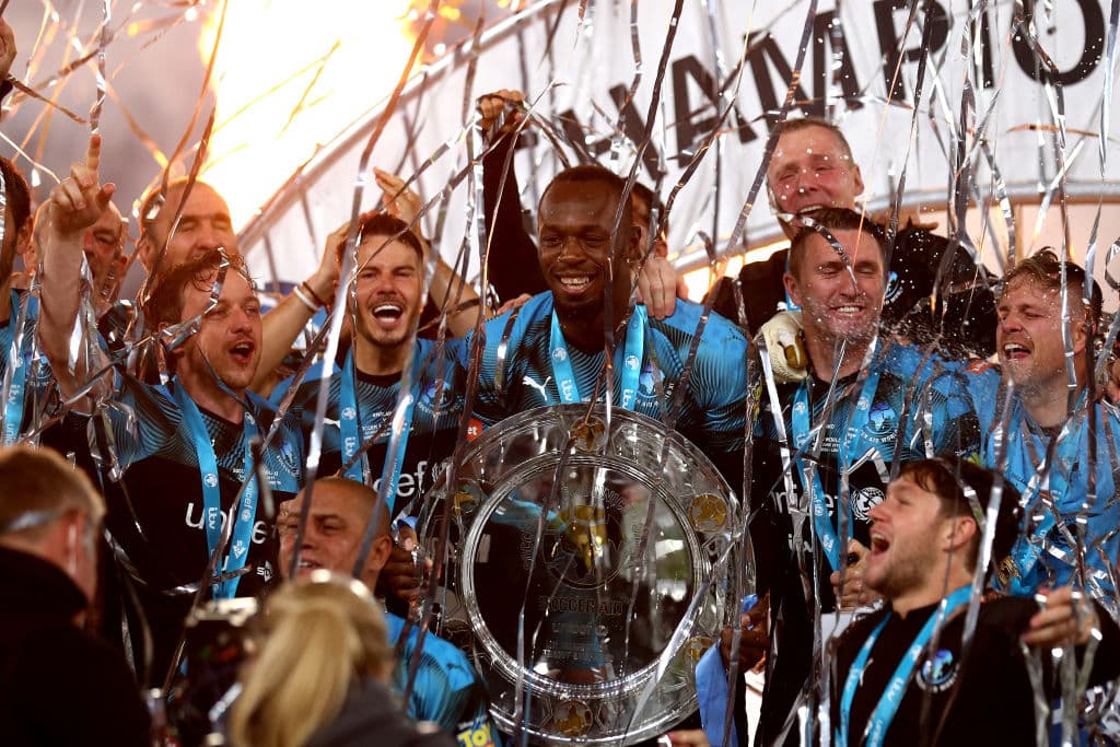 Un grupo de legendarios futbolistas, encabezados por Roberto Carlos, John Terry, Didier Drogba, Robert Pires, Eric Cantona, Michael Essien, Michael Owen, Ricardo Carvalho, entre otros, y figuras del deporte mundial como el fondista británico Mo Farah, además del estelar velocista jamaiquino Usain Bolt, participaron en la edición 2019 del juego a beneficio de la Unicef con la idea de reunir fondos para diversas causas y fundaciones que apoyan a la niñez en el mundo. El juego se realizó en Stamford Bridge, la casa del Chelsea, en Londres, Inglaterra. Les compartimos las maravillosas imágenes del juego y los festejos en medio de esta noble causa.