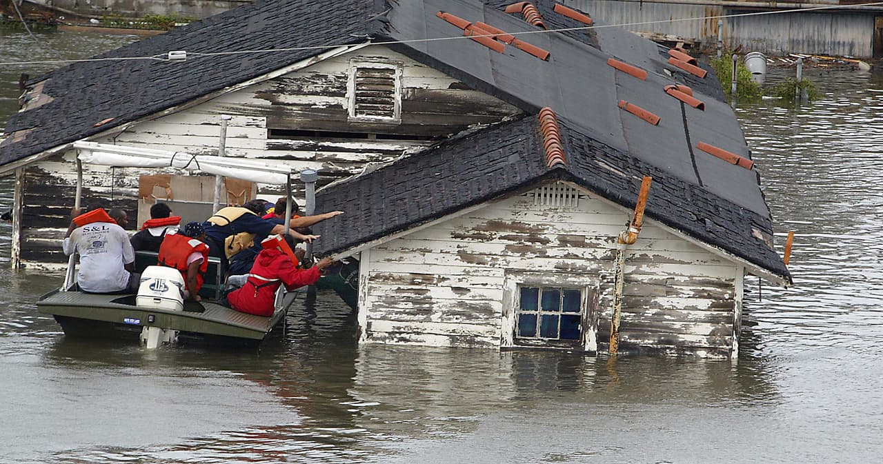 <b>Voluntarios buscan sobrevivientes luego que el huracán Katrina devastara la ciudad de Nueva Orleans, Louisiana (29 de agosto 2005). </b>El huracán embistió con fuertes vientos y lluvia a los estados de Misisipi, Alabama, y Florida, pero la peor parte la llevó Nueva Orleans. En esta ciudad la fuerza del agua y el viento rompió los diques que protegían la ciudad contra las inundaciones, lo que causó estragos en la población.
<a href="https://www.univision.com/noticias/fenomenos-naturales/los-10-huracanes-mas-devastadores-de-la-historia-en-eeuu-fotos-fotos"><u>Vea aquí las fotos de los los 10 huracanes más devastadores de la historia en EEUU</u></a>