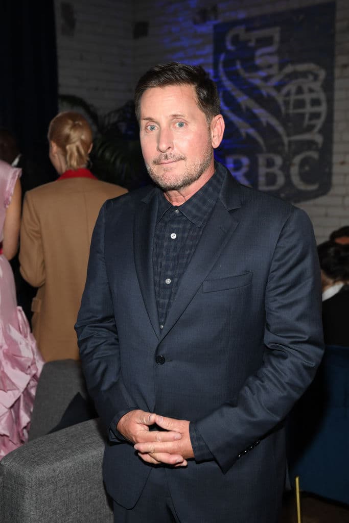 Bombay (Estevez) es reclutado para ayudar a un equipo de jóvenes jugadores de hockey desfavorecidos formado por un dúo de madre e hijo.