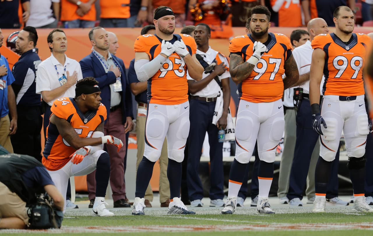 Brandon Marshall, con rodilla en el piso durante el himno de los Estados Unidos