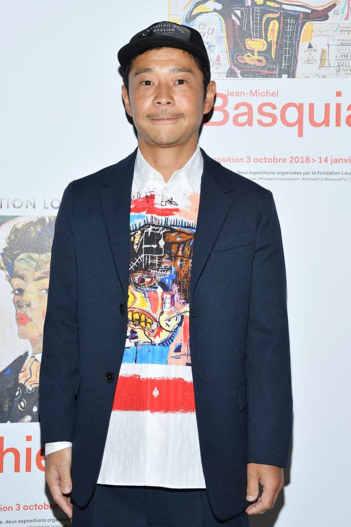 Maezawa hizo su fortuna después de fundar la empresa de moda Zozotown, a la que renunció en 2019 después de vender una participación mayoritaria a SoftBank.