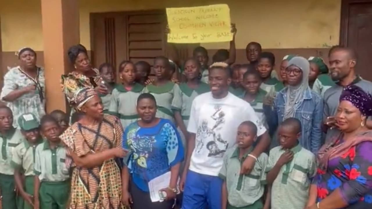 ¡Sorprende en Nigeria! Osimhen hace jugada de fantasía en cascarita