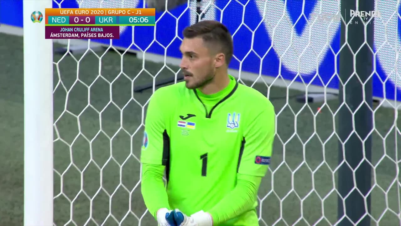 ¡TIRO ATAJADO! disparo por Denzel Dumfries.