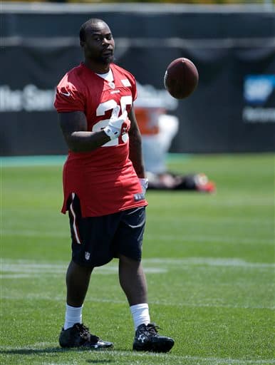 Mira las mejores tomas dentro y fuera del campo del novato corredor egresado del Sur de California y tomado por los SF 49ers (AP-NFL).