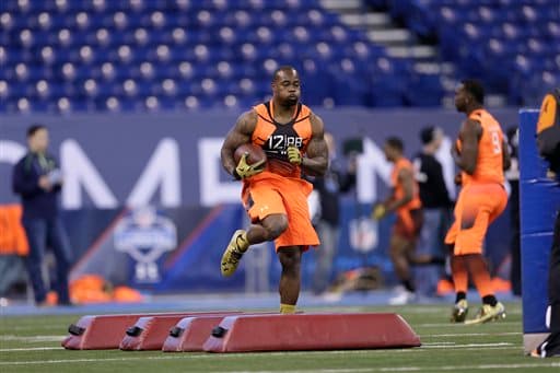 Mira las mejores tomas dentro y fuera del campo del novato corredor egresado del Sur de California y tomado por los SF 49ers (AP-NFL).