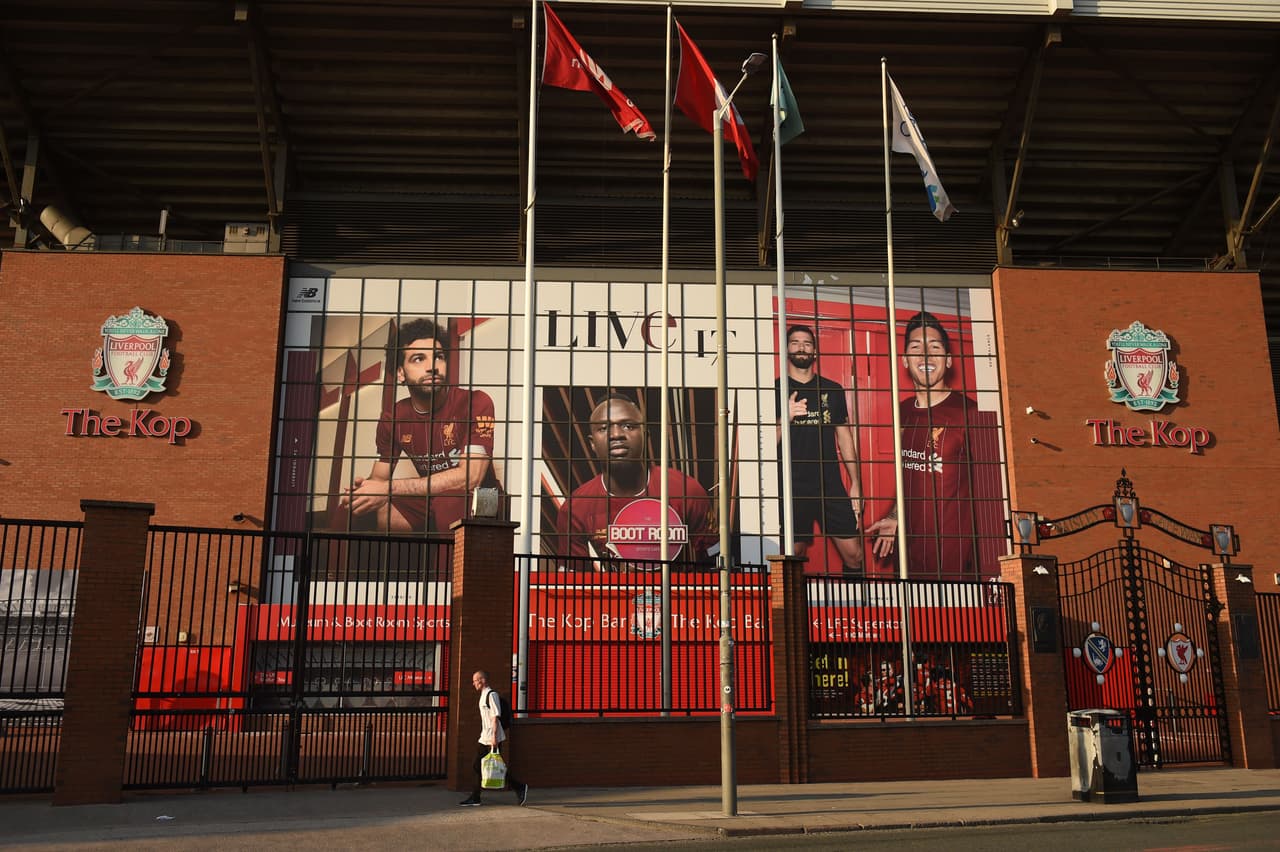 Hermosa vista de Anfield durante el anochecer en Inglaterra.