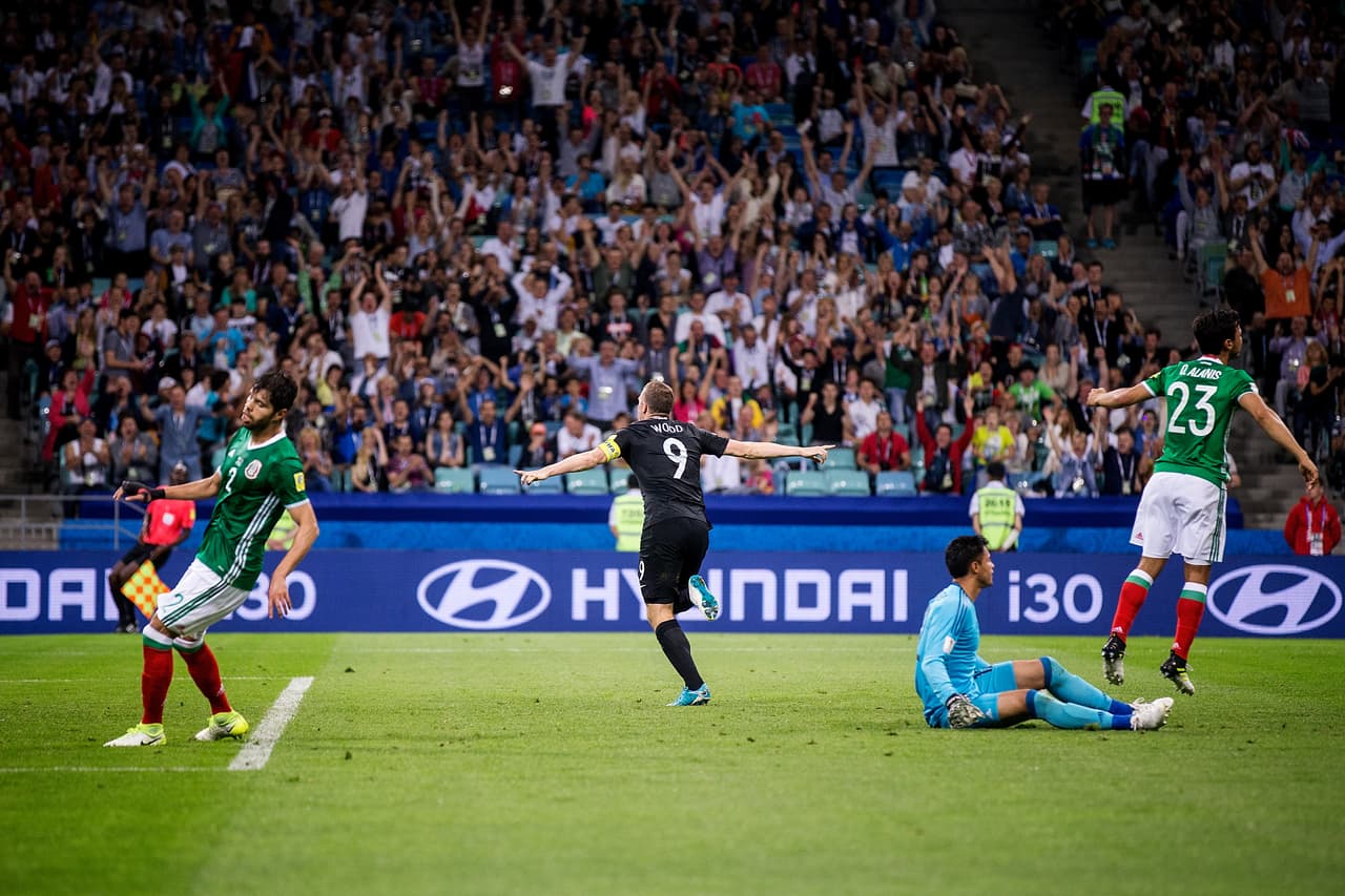 El neozelandés no da un balón por perdido.