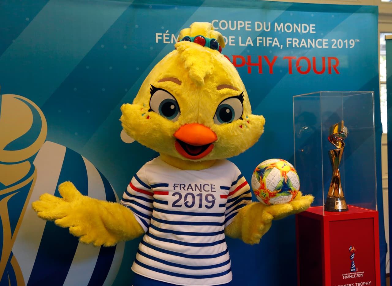 El trofeo de la Copa del Mundo Femenina 2019, a disputarse en Francia, ya está en suelo galo y tuvo su primera parada en este recorrido final en una escuela parisina junto a la mascota Ettie. Los niños fueron los más felices con esta visita y aprovecharon para tomarse fotos con ambos.