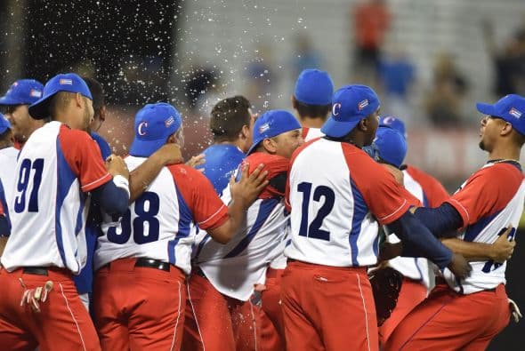 Los Vegueros de Pinar del Río de Cuba buscarán mañana darle a su país su primer campeonato en Serie del Caribe desde 1960 cuando se enfrenten a los Tomateros de Culiacán de México tras vencer 8-4 a los Caribes de Anzoátegui de Venezuela en la ronda semifinal del torneo caribeño en San Juan.