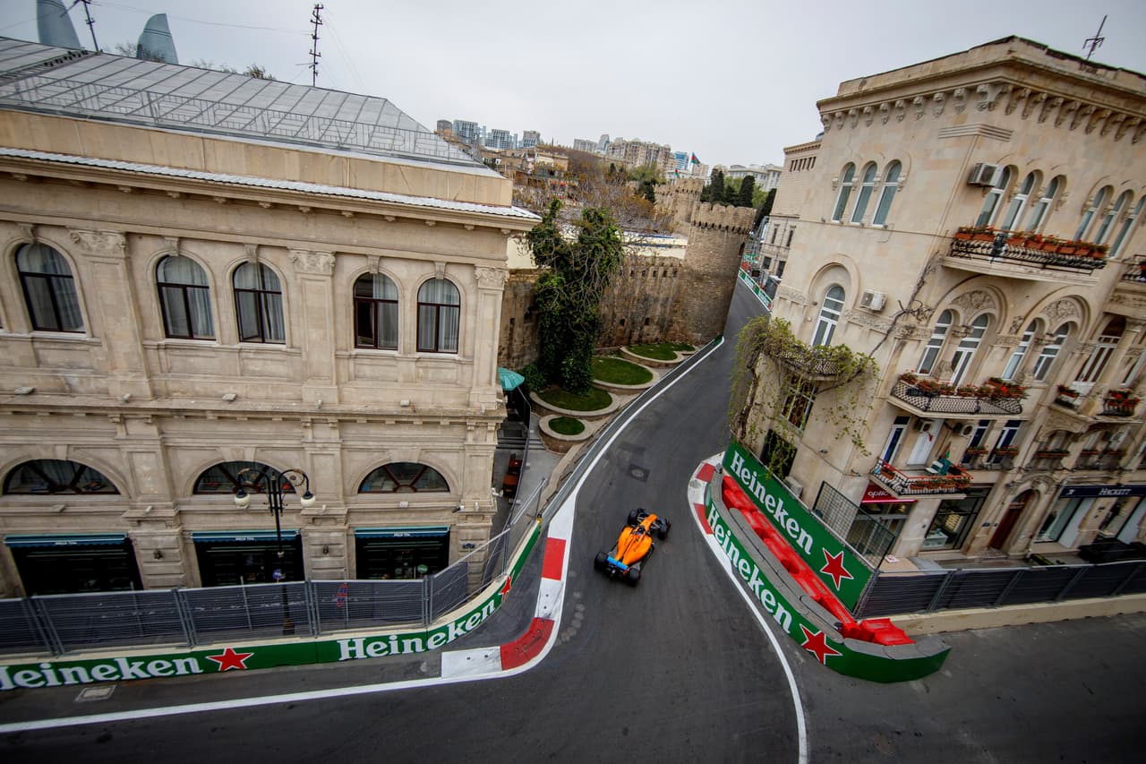 Postales de la jornada de entrenamientos del Gran Premio de Azerbaiyán, la tercera carrera de la temporada en la que se vive una mezcla de intensidad por los resultados con los paisajes de Bakú.