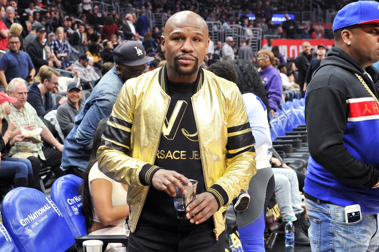 El triunfo de los Clippers en la noche del lunes, en Staples Center, contó con la presencia de varias celebridades entre las cuales se destacan Elgin Baylor (ex NBA), Ben Schwartz (actor), Billy Crystal (actor), Adam DeVine (actor), Chloe Bridges (actriz), P-Reala (rapero) y Floyd Mayweather Jrl (boxeador).