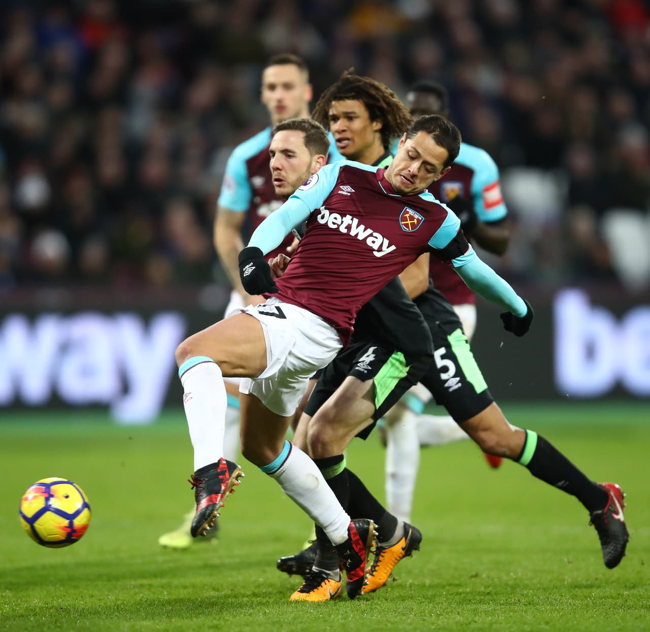 Salida rápida del equipo desde la mitad del campo, Arnautovic intentó el remate, hubo en rechazo y el mexicano lo cazó en el área chica para definir cruzado y celebrar.