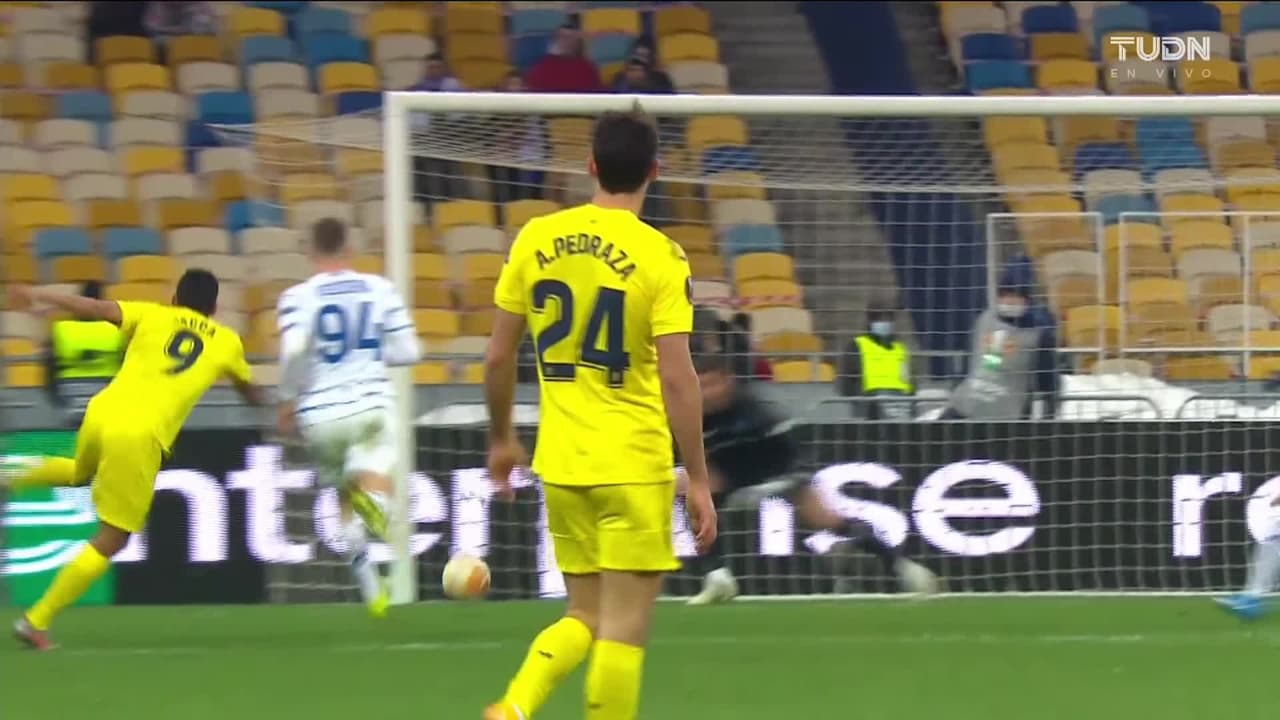 ¡TIRO ATAJADO! disparo por Carlos Bacca.